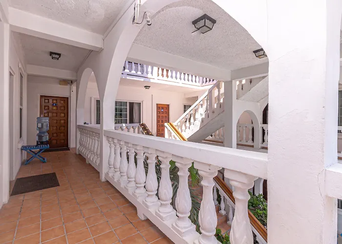 Blue Tang Inn - Beachfront Suites And Pool